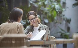 kobieta pokazuje drugiej wydruk