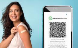 Kobieta ma plaster po szczepieniu, obok widoczny UCC