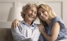 dorosła córka przytulona do matki