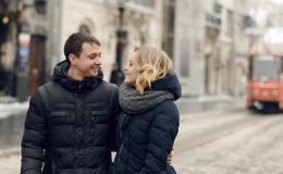 Młoda para na miejskiej, zimowej ulicy