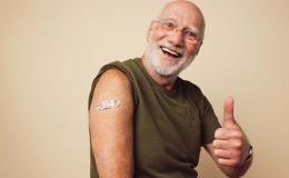 Starszy pan pokazuje kciuk w górę