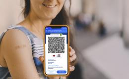 Kobieta pokazuje swój certyfikat