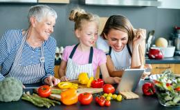 babcia, mama i wnuczka razem gotują