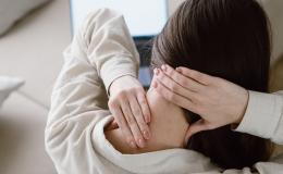 Dłonie położone z tyłu na szyi wykonujące automasaż