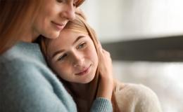 Matka przytula swoją nastoletnią córkę.