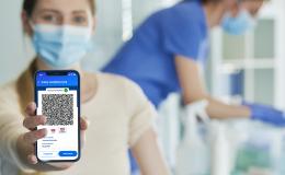 Kobieta pokazuje kod QR na telefonie