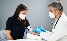 Lekarz pobiera kobiecie krew