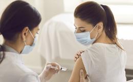 szczepienie młodej kobiety z kucykiem