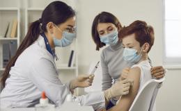 Mama z rudym chłopcem na szczepieniu