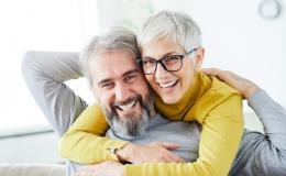 Objęci i uśmiechnięci kobieta i mężczyzna