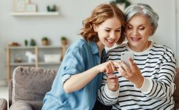 Wnuczka z babcią i telefonem