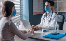 Pacjentka u lekarki w gabinecie