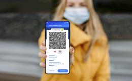 Kobieta w żółtej kurtce z kodem UCC