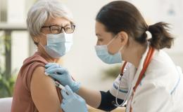 Starsza pani na szczepieniu