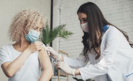 Młoda blondynka na szczepieniu