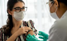 Szczepienie nastolatki w bluzce w paski