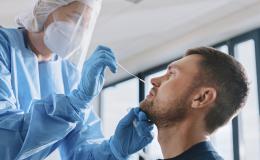 medyk pobiera wymaz u pacjenta