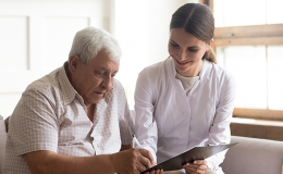 pielęgniarka rozmawia ze starszym mężczyzną