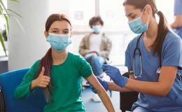 Szczepienie nastolatki w  zielonym t-shircie