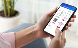 certyfikat na trzymanym telefonie