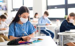 Szkolna klasa, dzieci w maseczkach