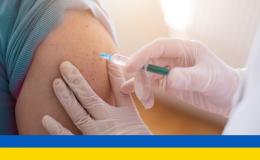 Szczepienie, na dole ukraińska flaga