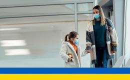 Matka z córką, na dole ukraińska flaga