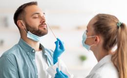 Lekarka robi test mężczyźnie z brodą