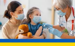 Matka trzyma dziecko, dziecko misia, a pielęgniarka je szczepi