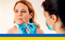 Pielęgniarka robi kobiecie test na COVID