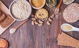 stół z ciemnym chlebem, kaszą, makaronem