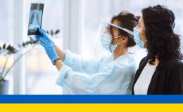 Lekarka pokazuje pacjentce prześwietlenie płuc