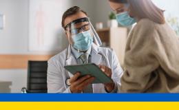 Lekarz pokazuje coś pacjentce na tablecie