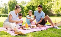 rodzina z dwójką dzieci na pikniku