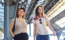 matka z nastolatką na dworcu na powietrzu