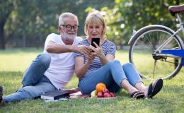 Dwie osoby w parku z telefonem w ręku