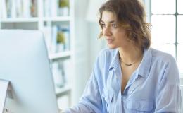 uśmiechnięta dziewczyna przed kompem