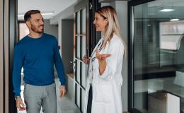 Lekarka wpuszcza mężczyznę do pracowni