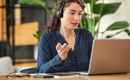 Kobieta tłumaczy coś przez telefon