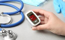 pulsoksymetr, maseczka, stetoskop