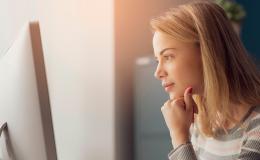 kobieta przed kompem