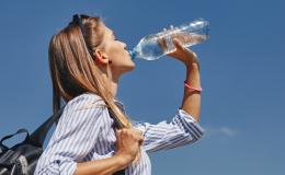 Kobieta pijąca wodę z butelki