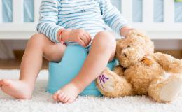 Dziecko siedzące na nocniku.