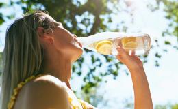 picie wody z cytryną i pomarańczą