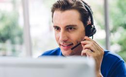 mężczyzna ze słuchawkami