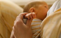 Kobieta karmiąca dziecko piersią