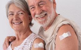 uśmiechnięci starsi państwo