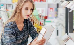 kobieta czyta etykietę