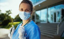 kobieta w maseczce, niebieskim kitlu i ze stetoskopem