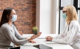 Kobieta u lekarki, obie w maseczkach